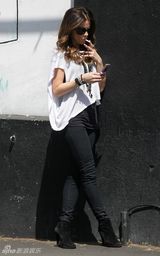 幻灯图：凯特-贝金赛尔素颜逛街 抽烟购物宛若常人