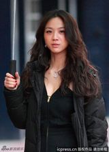 组图：汤唯嘴咬剧本片场卖萌 身着羽绒服气质优雅