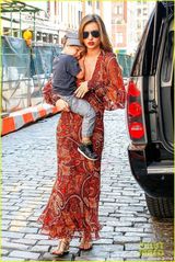 组图：米兰达深V长裙美艳 小宝贝幸福躺妈肩头