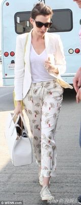 组图：安妮-海瑟薇最新街拍白衣墨镜清新迷人