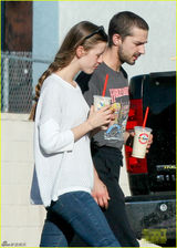 组图：拉博夫与女友购物 店内搂抱耳语秀恩爱