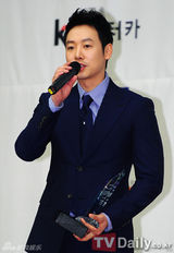 组图：金东旭姜艺媛出席堤川国际音乐电影节记者会