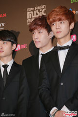 高清图：GD条纹装出席mama记者会 EXO正装帅气