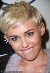 组图：麦莉格莱美派对清新风 收敛性感变俏皮