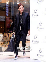 组图：张根硕张东健等出席皮包专卖店开业仪式