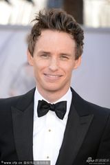 组图：85届奥斯卡红毯-雷德梅尼插兜耍帅