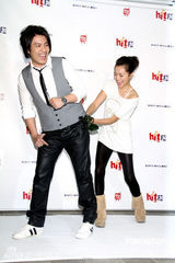 幻灯图：阿杜宣传新专辑 被mv女主角用酒瓶砸头