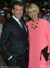 组图：艾玛新片首映掉鞋 布鲁斯南搀其下台