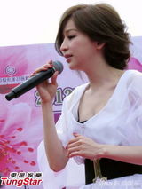 组图：王心凌穿白色薄纱裙演绎丝袜诱惑