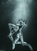 组图：李晨与艺术家共同打造水下“激情照”