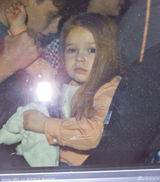 组图：贝嫂拖家带口遭围堵 美颜小七一脸无辜