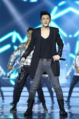 组图：魏晨黑衣热舞献唱 斩获最佳EP大奖