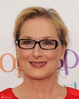 组图：斯特里普大红裙出席《希望温泉》首映