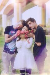 组图：好声音萌妹曝性感照 叼烟狂野秀乳沟