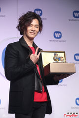 组图：杨培安加盟华纳 师兄萧煌奇站台