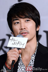 组图：宋承宪宣传新剧扮大佬 申世京粉裙秀春意