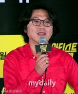 组图：韩女星宣传情色片 爆乳性感撑开拉链