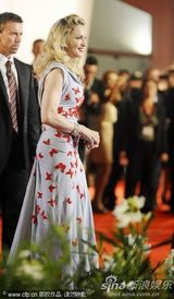 组图：《W.E》首映 麦当娜裙装娇嫩金发红唇美艳