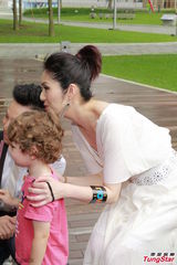 组图：杨千嬅白色长裙优雅亮相 大谈育儿经