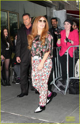 组图：Lady Gaga变身花姐 装束雷人似市井大妈