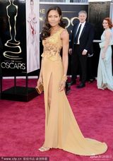 组图：群星闪耀红毯 暮光女拄拐海瑟薇优雅