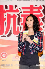 组图：钟嘉欣亮相抗毒行动 美少女厨神现身呼吁