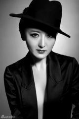 组图：何晴中性风写真展性感与妩媚