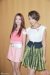 组图：官恩娜亮相派对自曝头撞吉他受伤