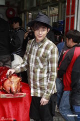 组图：《夏日恋一恋》开机 刘羽琦张馨予秀美胸