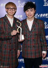 组图：Twins邓紫棋等获香港唱片销量奖后台庆祝
