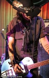 组图：约翰尼德普重组摇滚乐队 叼烟弹吉他酷劲十足