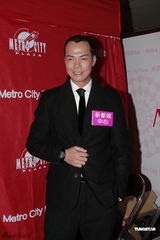 组图：陈法拉优雅短裙秀美腿 相偕谢天华迎新年