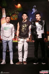 组图：吴建豪柯有伦代言走秀主打摇滚风