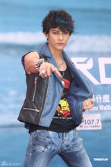 组图：汪东城摇滚风会歌迷 否认与炎亚纶有心结