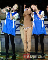 组图：韩歌手IU清爽俏皮试投篮球办小型演唱会