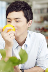 组图： 叶祖新帅气初秋写真阳光明朗