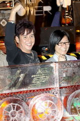 组图：谭咏麟传承摇滚力量提携新人Mr.发新专辑