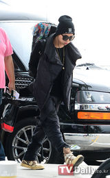 组图：韩团BigBang赴新加坡开唱 TOP带伤亮相