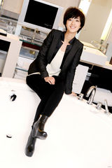 组图：桂纶镁拍写真黑衣黑裤出镜中性风显帅气