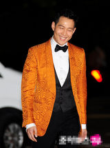 组图：李政宰黄色印花西服亮相 显成熟绅士气质