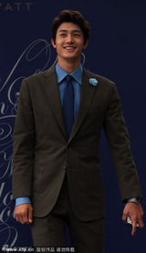 组图：申贤俊娶小12岁娇妻 玄彬张东健到场祝贺