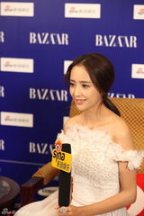 组图：佟丽娅明星慈善夜专访 白裙温婉露香肩