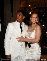 组图：凯莉庆结婚周年秀恩爱 纯白礼服再现求婚戏码