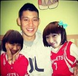 组图：台湾18岁美女模仿林书豪爆红