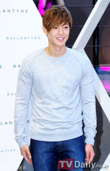 组图：裴勇俊高小英金贤重等出席名品店开业仪式