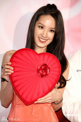 幻灯图：名模曾恺玹妩媚洋装亮相 尽显窈窕身姿