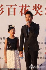 组图：李晨携《唐山大地震》小演员走红毯