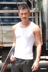 组图：林峰《雷霆扫毒》造型硬朗 官恩娜拍戏伤手指