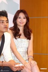 组图：天心黑色深V礼服性感出席记者会