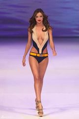 组图：奥兰多娇妻米兰达-可儿性感走秀妩媚多姿